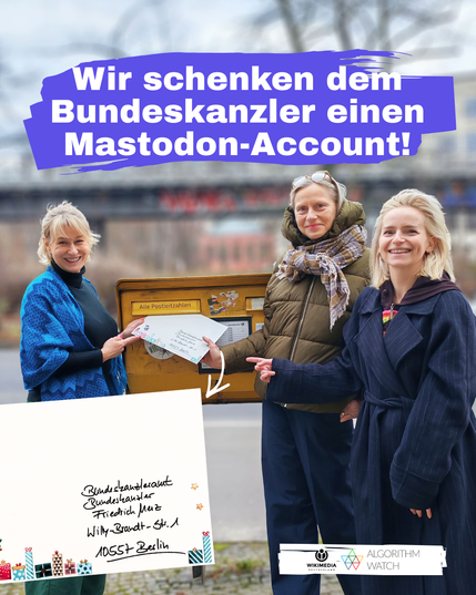 Drei Frauen stecken einen Umschlag in einen gelben Briefkasten, darüber der Text "Wir schenken dem Bundeskanzler einen Mastodon-Account!"