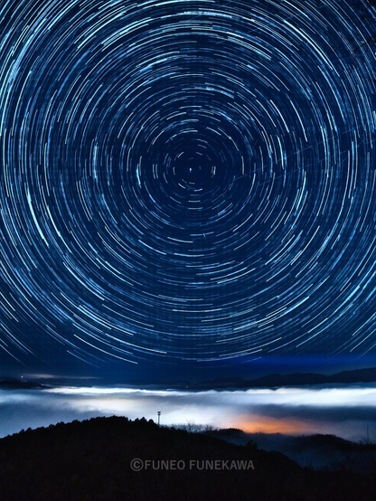 夜の京都の霧と星空
