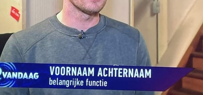 Label van 2Vandaag met 'Voornaam Achternaam Belangrijke functie' in plaats van de echte gegevens.