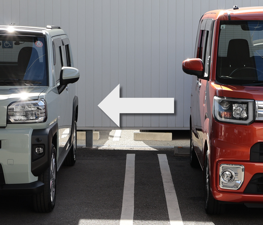 右に写るオレンジのクルマから左に写るグリーングレーのクルマに乗り換え