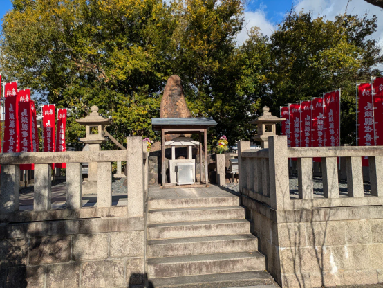 京都競馬場内の馬頭観音