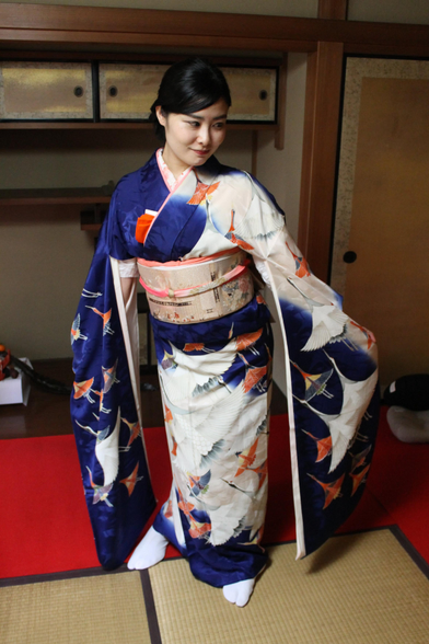 Nao-san models a furisode (long sleeved kimono).