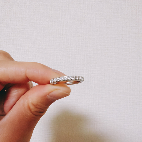 シルバー色のハーフエタニティリングを持っている。石は透明のクリスタルが16個並んでいる。