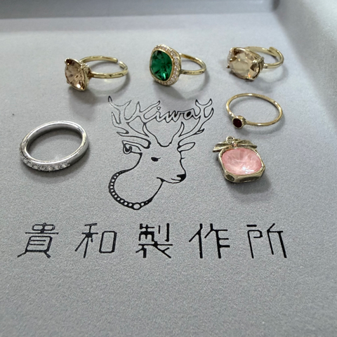 指輪が５つとペンダントトップが１つ。四つの指輪とペンダントトップには古びた加工してある。