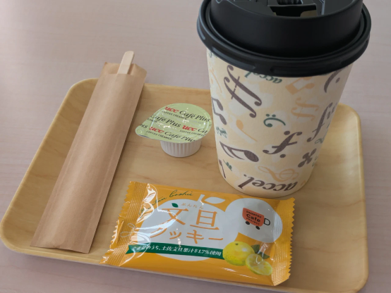 カーディーラーで出された紅茶と付け合わせクッキー。