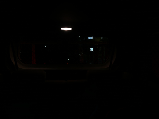 夜間にダイハツ・タフトのリアラゲッジランプを点灯したところ。次の写真と露出を合わせて撮影している。室内はぼんやりとしか見えていない。