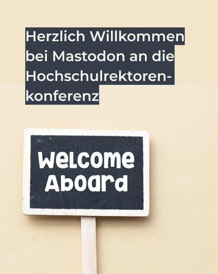 Ein Holzschild auf beigefarbenem Hintergrund mit der Auschrift „Welcome Aboard“ und darüber die Überschrift: Herzlich Willkommen bei Mastodon an die Hoschulrektorenkonferenz
