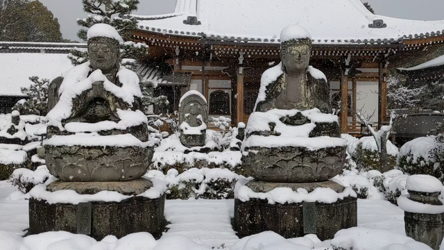 Snow covered statues at Renge-ji.