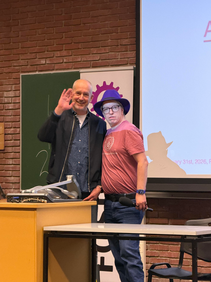 Björn winkt in die Kamera, Andi guckt suchend 