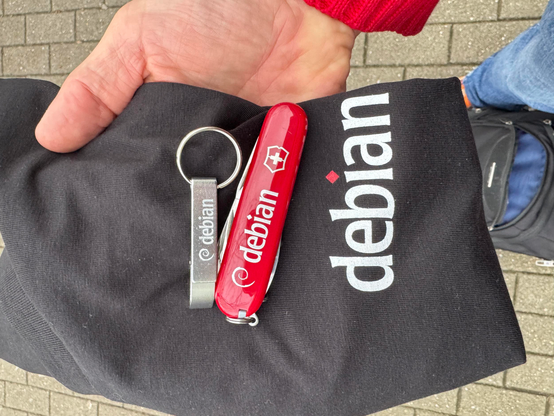 Debian T-shirt, pocket knife and opener 👍🏻