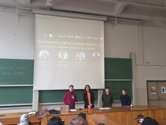 A picture of the 3 panalists Felix from Mastodon GmbH, SamVie form the Offene Netzwerke initiative and Alexandra, MEB for the Greens and the Moderator Jordan Policy Analyst for the #OpenSource Initiative.