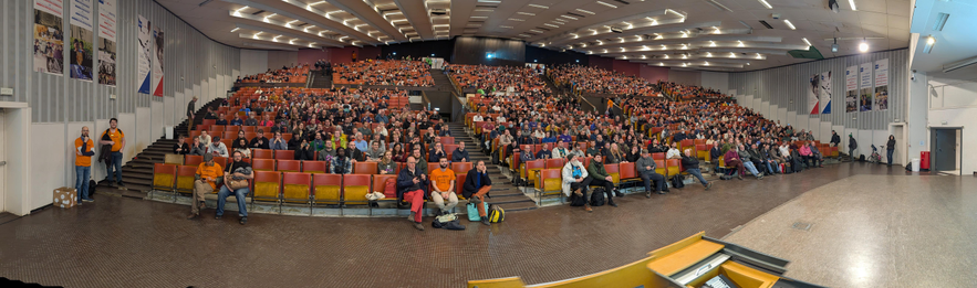 Room Janson with a lot of people