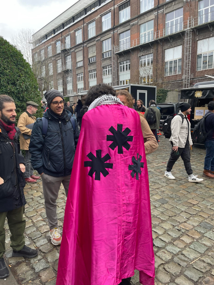 simbolo del fediverso sul mantello fluorescente