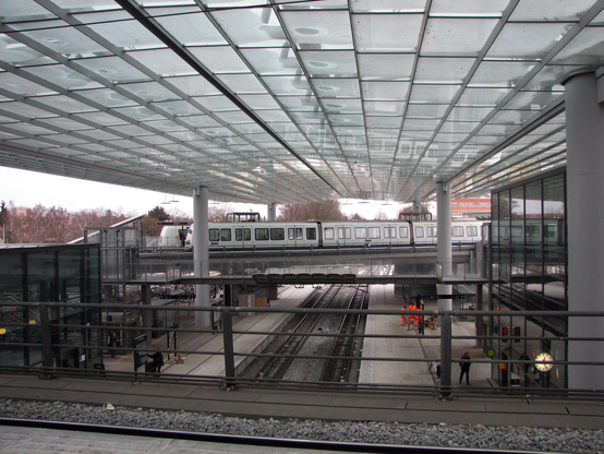 La station très moderne et lumineuse de Flintholm dans la capitale danoise, la photo est prise depuis le quai du S-tog vers Frederikssund/Hellerup via la gare centrale avec la vue sur le quai du métro où une rame est à quai, un étage plus bas, c'est le quai de la "ringbane" vers Hellerup/København-Syd 

The very modern and bright Flintholm station in the Danish capital, the photo is taken from the S-tog platform towards Frederikssund/Hellerup via the central station with the view of the metro platform where a train is at the platform, one floor more low is the "ringbane" platform towards Hellerup/København-Syd