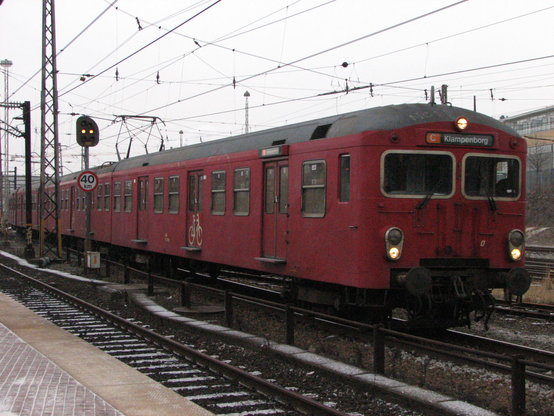 Une rame de seconde génération du S-tog sur la ligne C arrive dans la gare centrale de la capitale danoise.

A second generation S-tog train on line C arrives at the central station of the Danish capital.