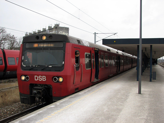 Une rame de troisième génération à quai à la station Ryparken sur la ligne F vers Klampenborg.

A third generation S-tog train stopping at Ryparken station on line F towards Klampenborg.