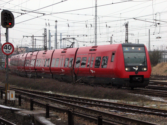 Une rame du S-tog de quatrième génération avec son design particulier et ses voitures courtes sur un essieu arrive à la gare centrale avec un service sur la ligne A vers Hillerød. 

A train of the fourth generation S-tog with its particular design and short cars on one axle arrives at the central station with service on line A to Hillerød.