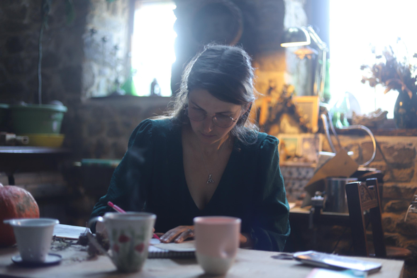 Lucie, artisane de l'atelier de la lettre aux ours, travaillant sur de nouvelles créations dans son atelier en Normandie, derrière son établi.