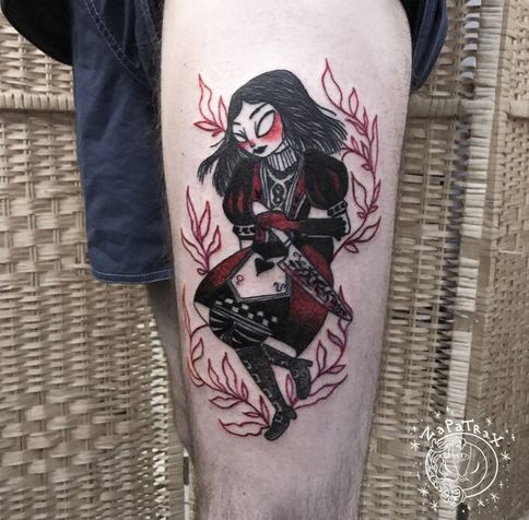 Tatouage rouge d'Alice dans le jeu Alice Madness Returns sur la cuisse gauche