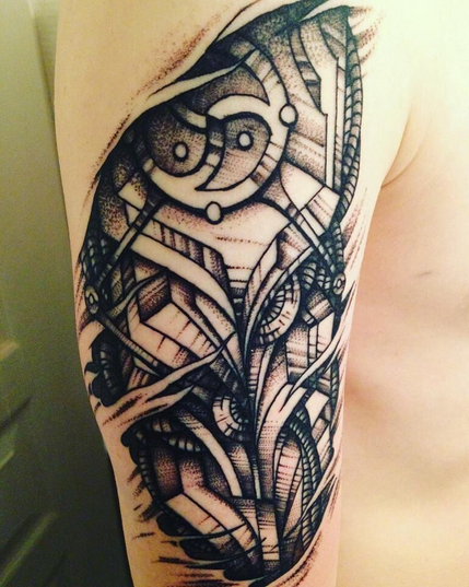 Tatouage biomécanique sur le biceps droit