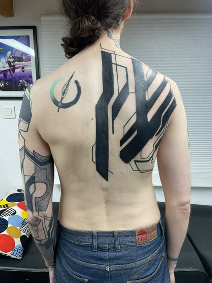 Deux tatouages géométriques sur le dos