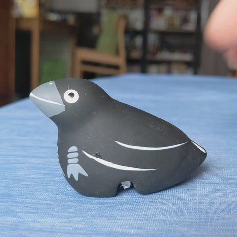 I have a soft spot for yatagarasu, and was delighted by this cute omikuji holder from Kumano Nachi Taisha (熊野那智大社).