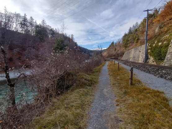 Wanderweg im Dezember entlang der Rheinschlucht zwischen Trin und Tamins