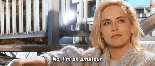 Primer plano de Sharon Stone en Instinto Básico donde sale despampanente y altiva, sin alardes en el peinado o la vestimenta, mientras dice No, I am an amateur.