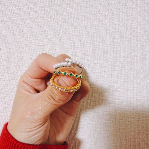 手作りのハーフエタニティリングが3つ。パールが12個並んだシルバーリング、緑のクリスタルガラスが並んだゴールドリングと薄桃色のクリスタルガラスが並んだゴールドリング。