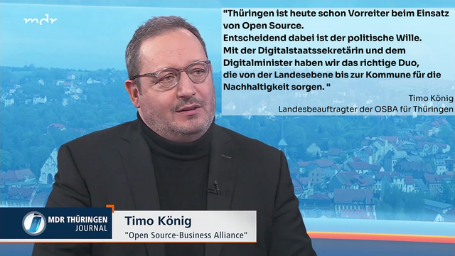 Screenshot von Timo König aus dem Interview im MDR Thüringen Journal. Timo König trägt eine Brille, einen schwarzen Rollkragenpullover und ein schwarzes Jackett.

Neben ihm steht ein Zitat: „Thüringen ist heute schon Vorreiter beim Einsatz von Open Source. Entscheidend ist dabei der politische Wille. Mit der Digitalstaatssekretärin und dem Digitalminister haben wir das richtige Duo, die von der Landesebene bis zur Kommune für die Nachhaltigkeit sorgen.“ Timo König, Landesbeauftragter der OSBA für Thüringen.