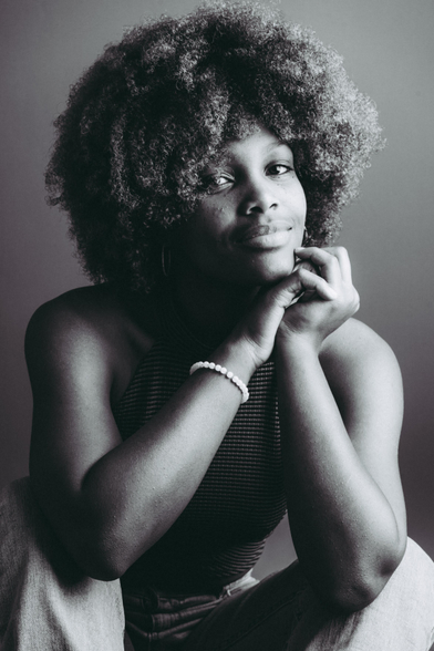 Mujer joven con pelo rizado afro.