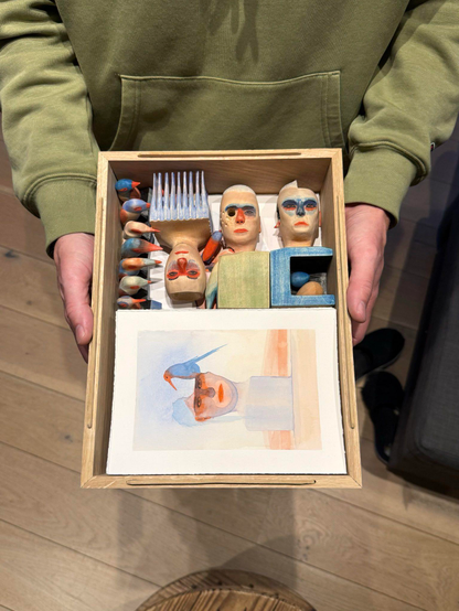 Une boîte dans laquelle sont rangés des dessins et des sculptures