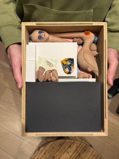 Encore autre boîte dans laquelle sont rangés des dessins et des sculptures