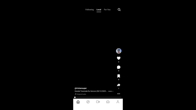 Vidéo démonstration du swipe dans Loops.
Une application permettant de glisser de haut en bas entre plusieurs vidéos, avec une section "Following", "Local" et "For You".
On peut liker, commenter, ajouter aux favoris et partager la vidéo.