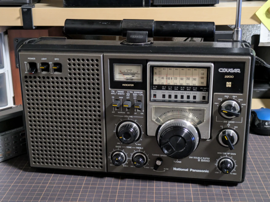 松下電器(現パナソニック)製短波ラジオ・「クーガ」RF-2200。1976年発売。