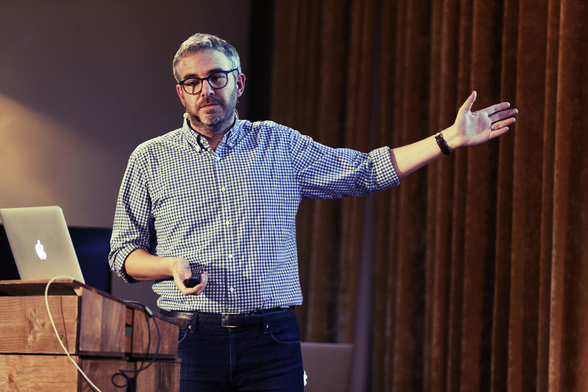 Simon Collison speaking on stage at Beyond Tellerrand. Phot by Stefan Nitzsche.