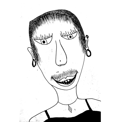 Portrait en noir et blanc au crayon d'une personne trans non binaire aux cheveux courts avec un long nez une moustache fine des yeux en demie amandes des anneaux aux oreilles un sourire avec des dents espacées un collier avec un pendentif en losange et un debardeur noir dont on voit les bretelles.