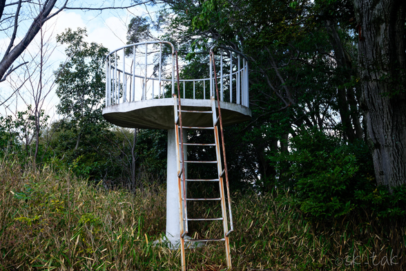 金属製の、小さい展望台