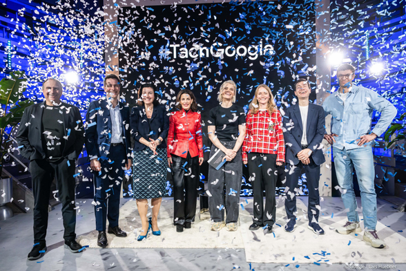 Yossi Matias (Google), Philipp Justus (Google), Bundesforschungsministerin Dorothee Bär, Annette Kroeber-Riel (Google), Moderatorin Hazel Brugger, Ellen Smeele (Proxima Fusion), Slav Petrov (Google) und Boris Ewenstein (Otto) nach der abendlichen Eröffnungsfeier im Google AI Center. 