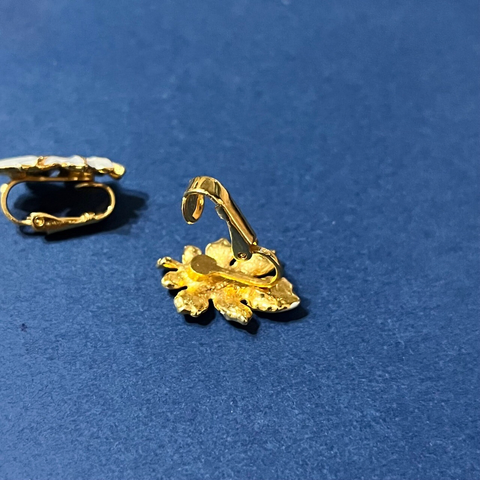 裏面が金色の葉っぱモチーフのイヤリング。耳を挟むクリップ式の金具が開いた状態。