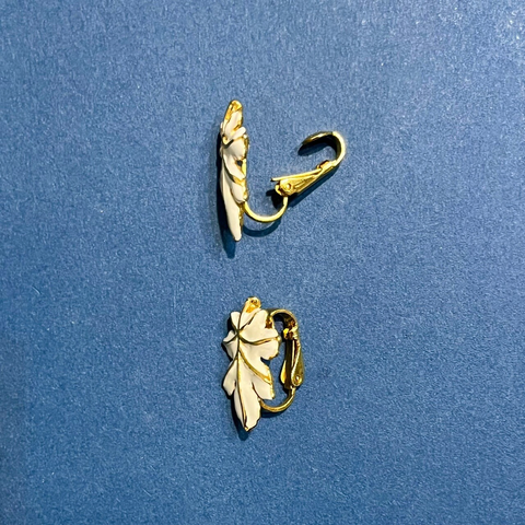 葉っぱモチーフのイヤリングを上から見た写真。耳たぶを固定するためのバネ式クリップ金具の構造が示されている。