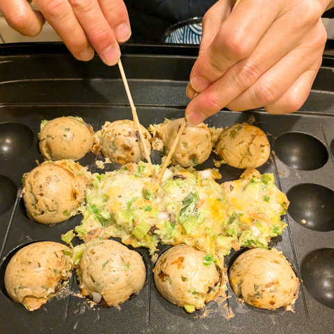 セロリ蛸焼きを焼いている写真
