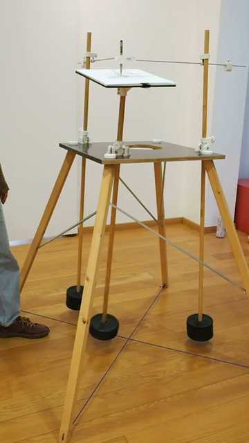A video montage with different views of a working harmonograph.
overview, drawing view, zoom in on the various moving elements