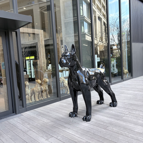 真っ黒な犬のオブジェ。170センチありそう。