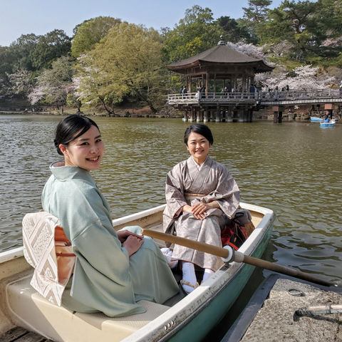 Nao-san and Aya-san boating in kimono on 'Heron Pond'.