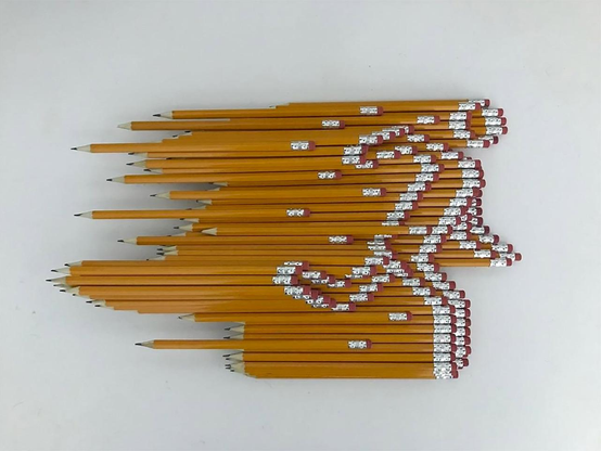 une silhouette humaine en pleine course dessinée par les bagues de métal fixant la gomme d’une centaine de crayons à papier décalés
