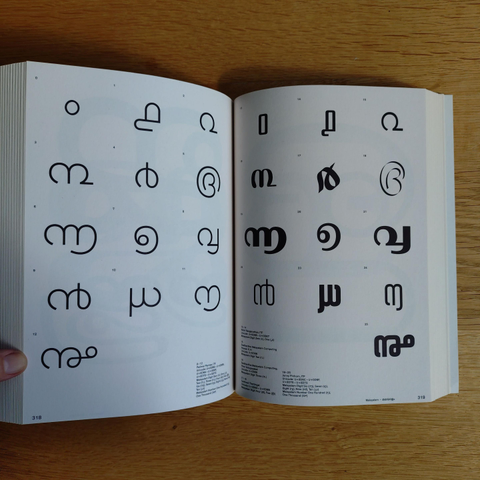 foto einer doppelseite aus dem buch "graphic languages: a visual guide to the world’s writing systems"