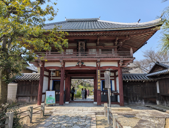Honpo-ji's main gate.