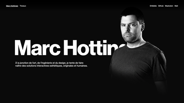 Capture d'écran d'une partie de la home page du portfolio du designer Marc Hottinger. Le site présente un portrait en plan poitrine noir/blanc sur fond noir avec l'inscription en arrière-plan "Marc Hottinger" et un petit texte en dessous: "À la jonction de l’art, de l’ingénierie et du design, je tente de faire naître des solutions interactives esthétiques, originales et humaines."
