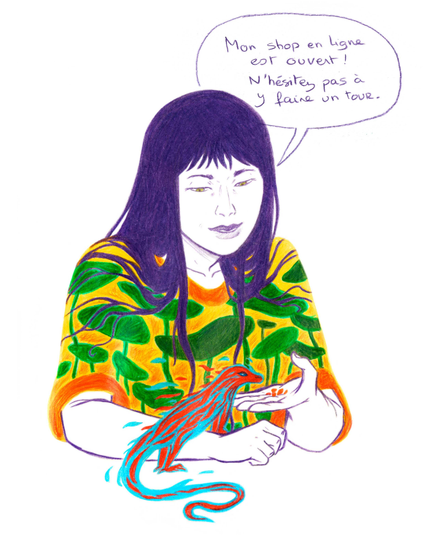 Il s’agit d’un dessin aux crayon de couleurs, portrait d’une femme aux cheveux violet, portant un haut à motif végétal coloré. Elle tend la main vers un petit lézard imaginaire aux couleurs vives posé devant elle et qui semble chercher les graine que la femme tient dans sa main. Une bulle manuscrite indique : « Mon shop en ligne est ouvert ! N’hésitez pas à y faire un tour. » 